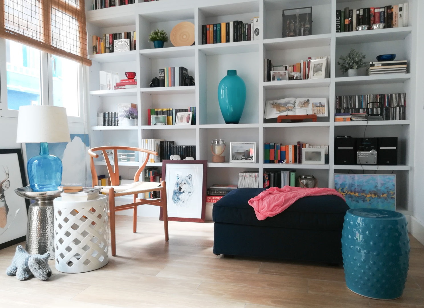 consejos sobre cómo decorar espacios con libros, según interioristas