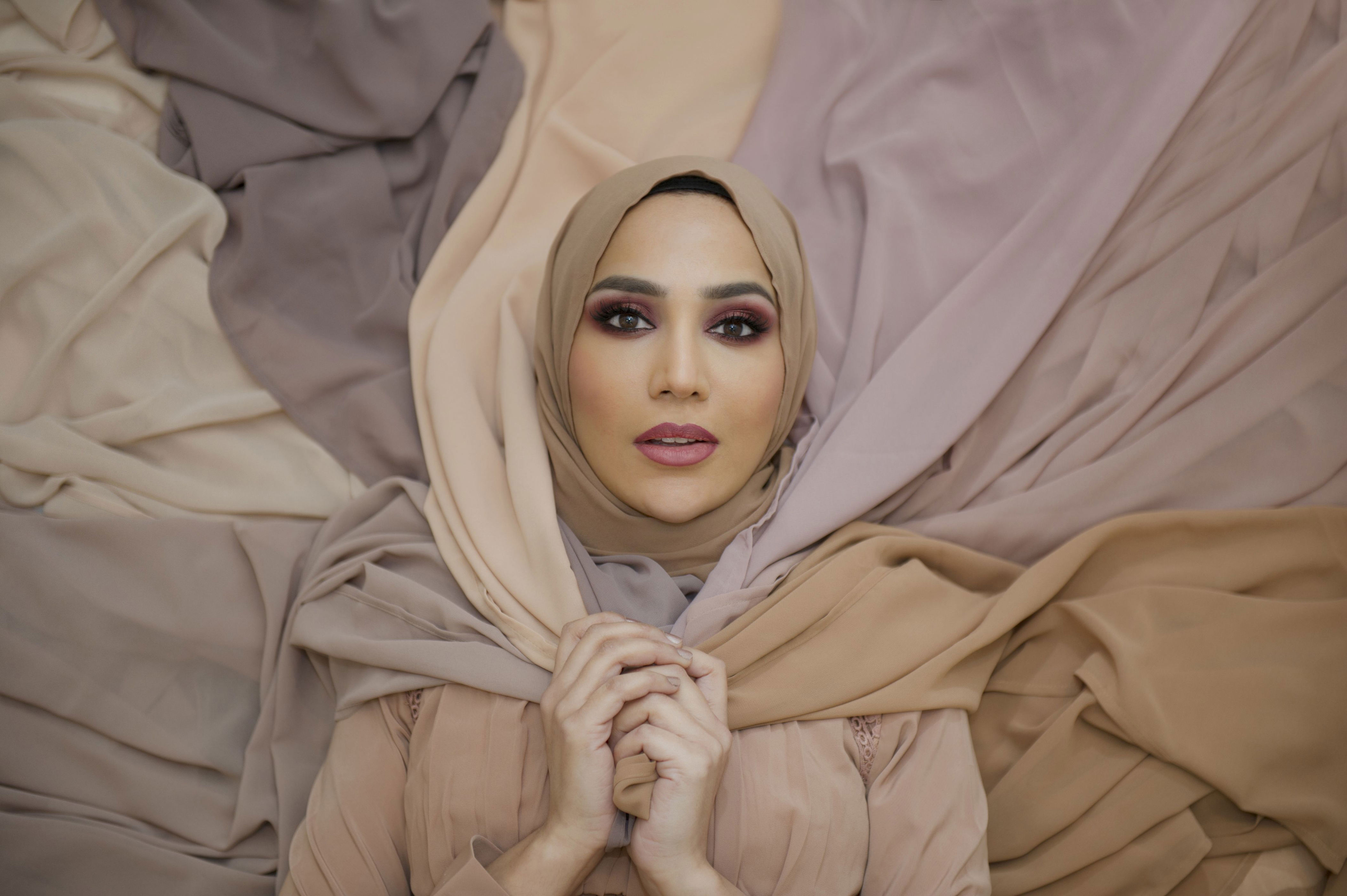 Мусульманские рекламы. Диляра Озкан в хиджабе. Sofia Lee хиджаб. Джемима Хан в хиджабе.