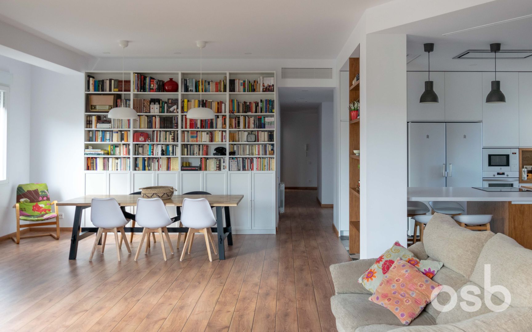 consejos sobre cómo decorar espacios con libros, según interioristas