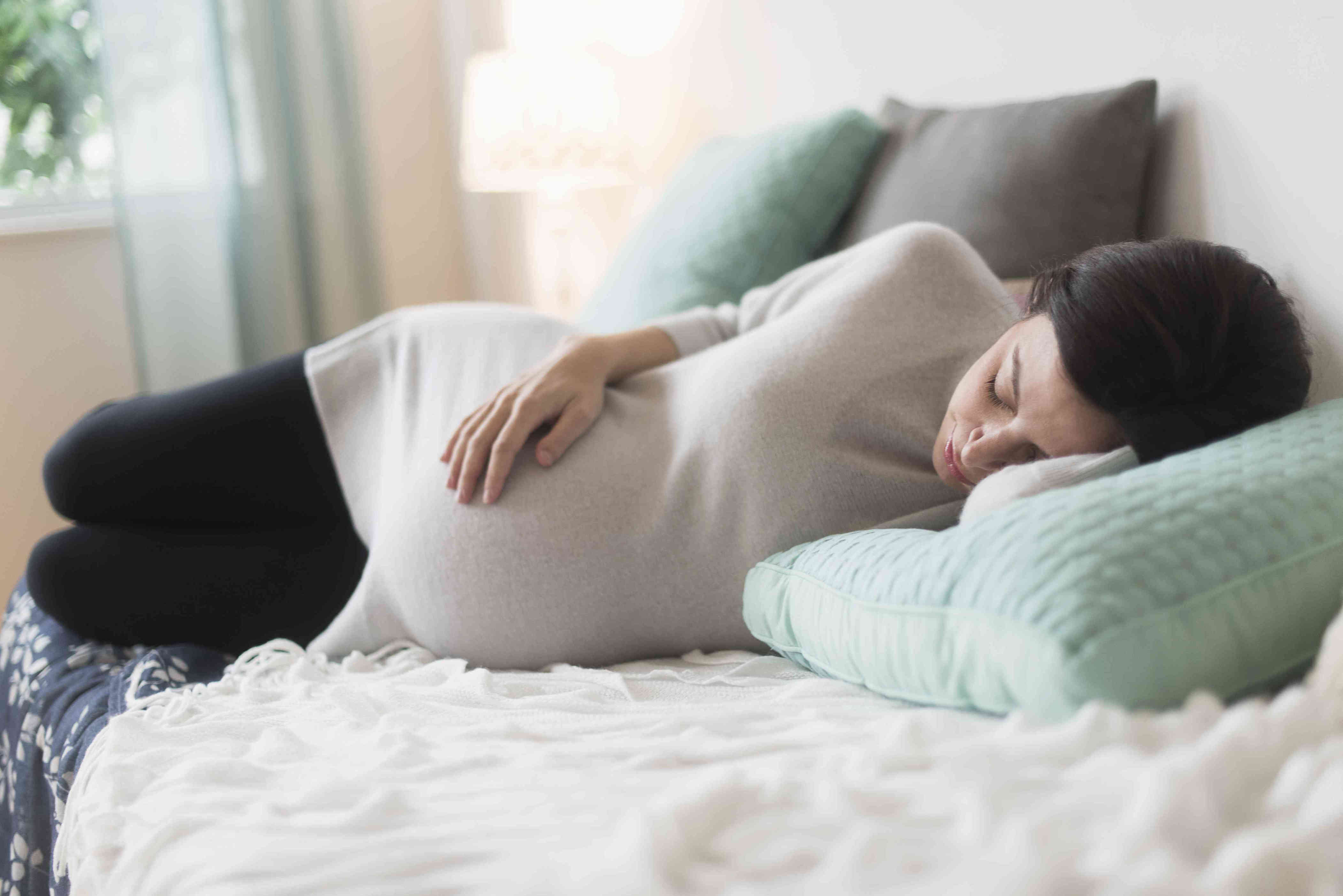 Беременность сплю на левом боку. Сон беременных. Сон беременной женщины. Беременность во сне.