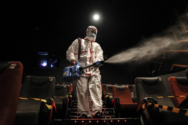 2020年7月、武漢市の映画館で防護服を着て消毒する従業員　Photo／gettyimages