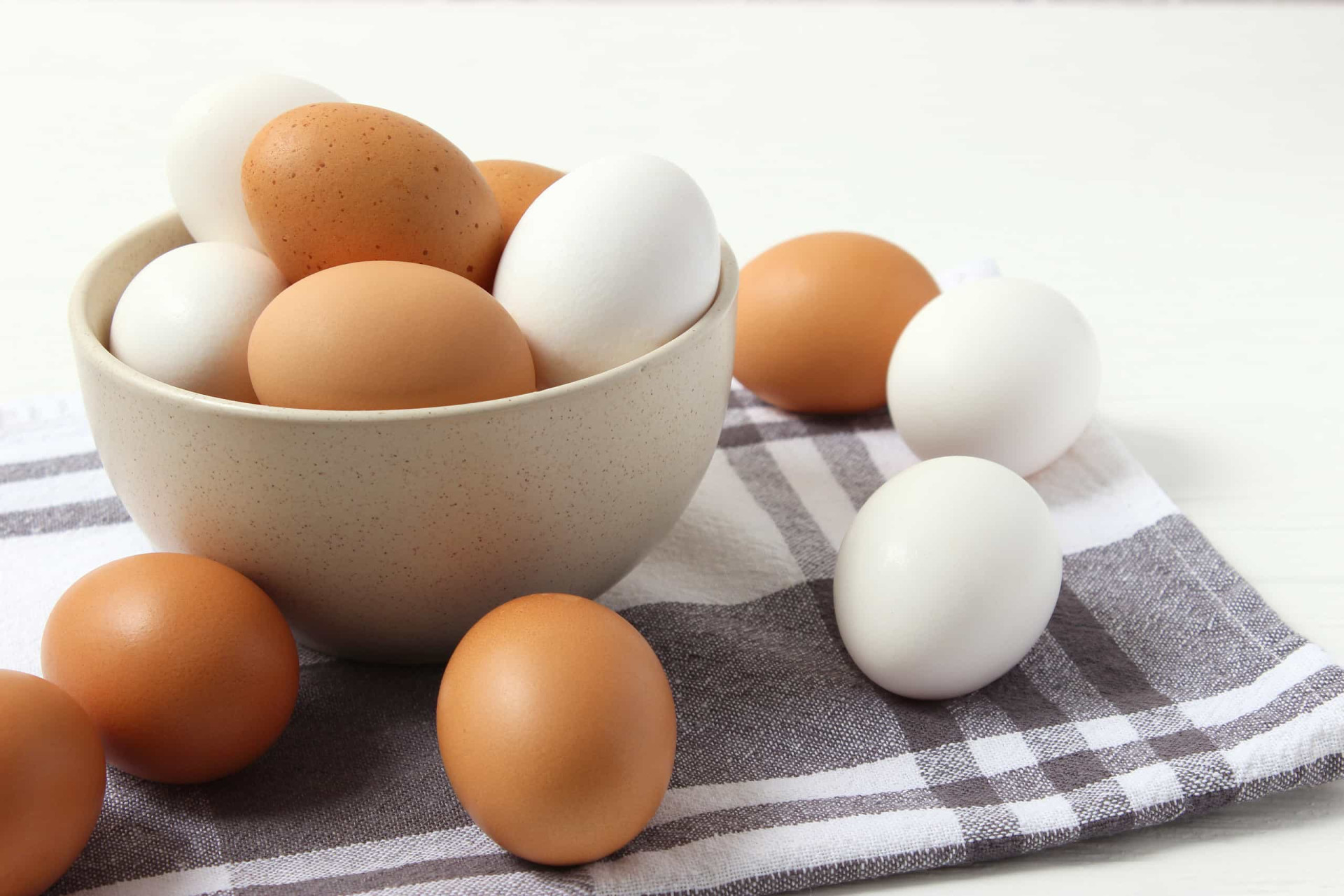 Красивые молодые яйца. Яйцо. Яйцо куриное. Яйцо куриное белое. Фотография яйца.