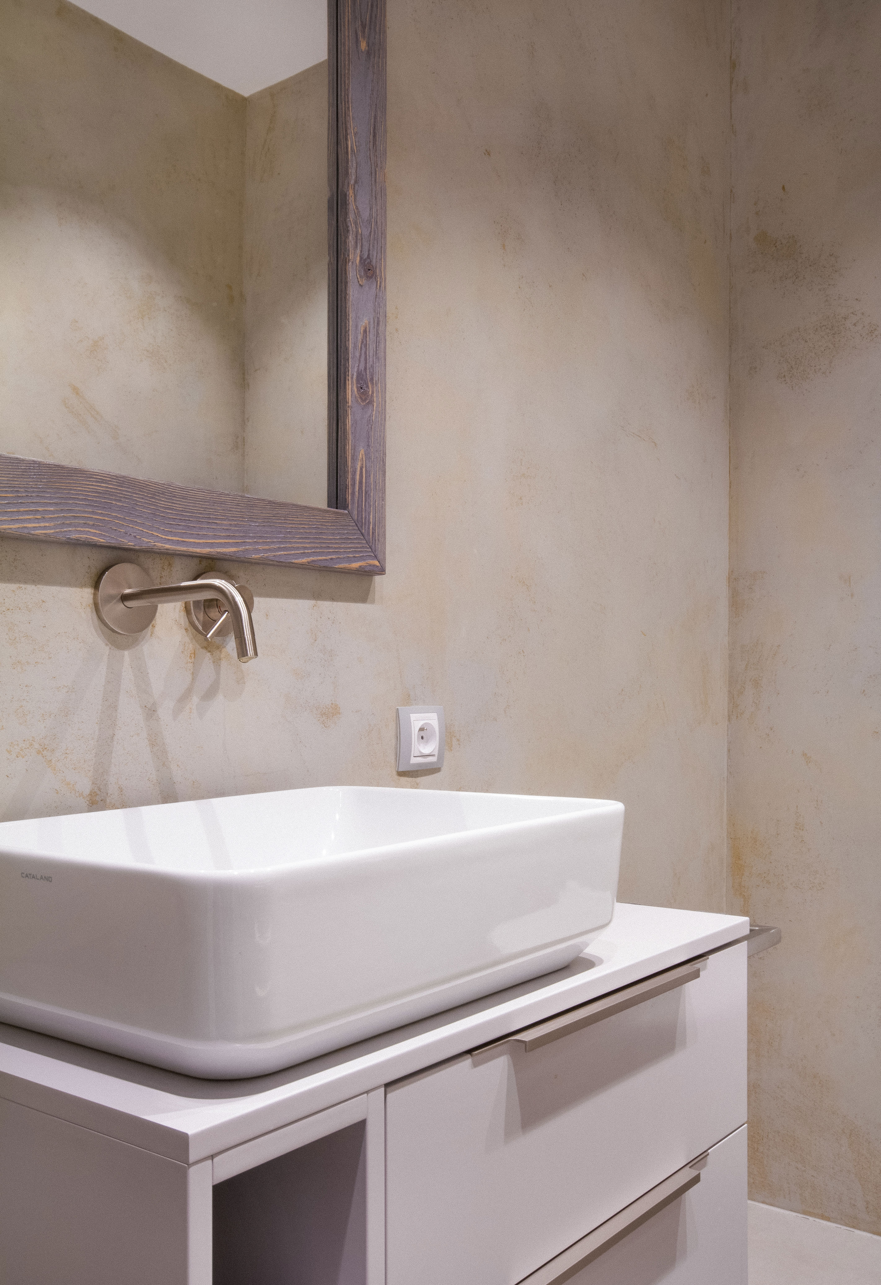 beton v koupelně: prvek, který rozhodně nepatří jen industriálnímu stylu