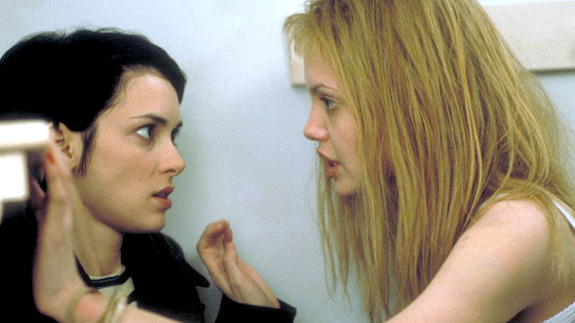 <p>O thriller psicológico foi muito bem recebido e Winona Ryder brilhou juntamente com Angelina Jolie, que recebeu o Globo de Ouro de Melhor Atriz Coadjuvante.</p>