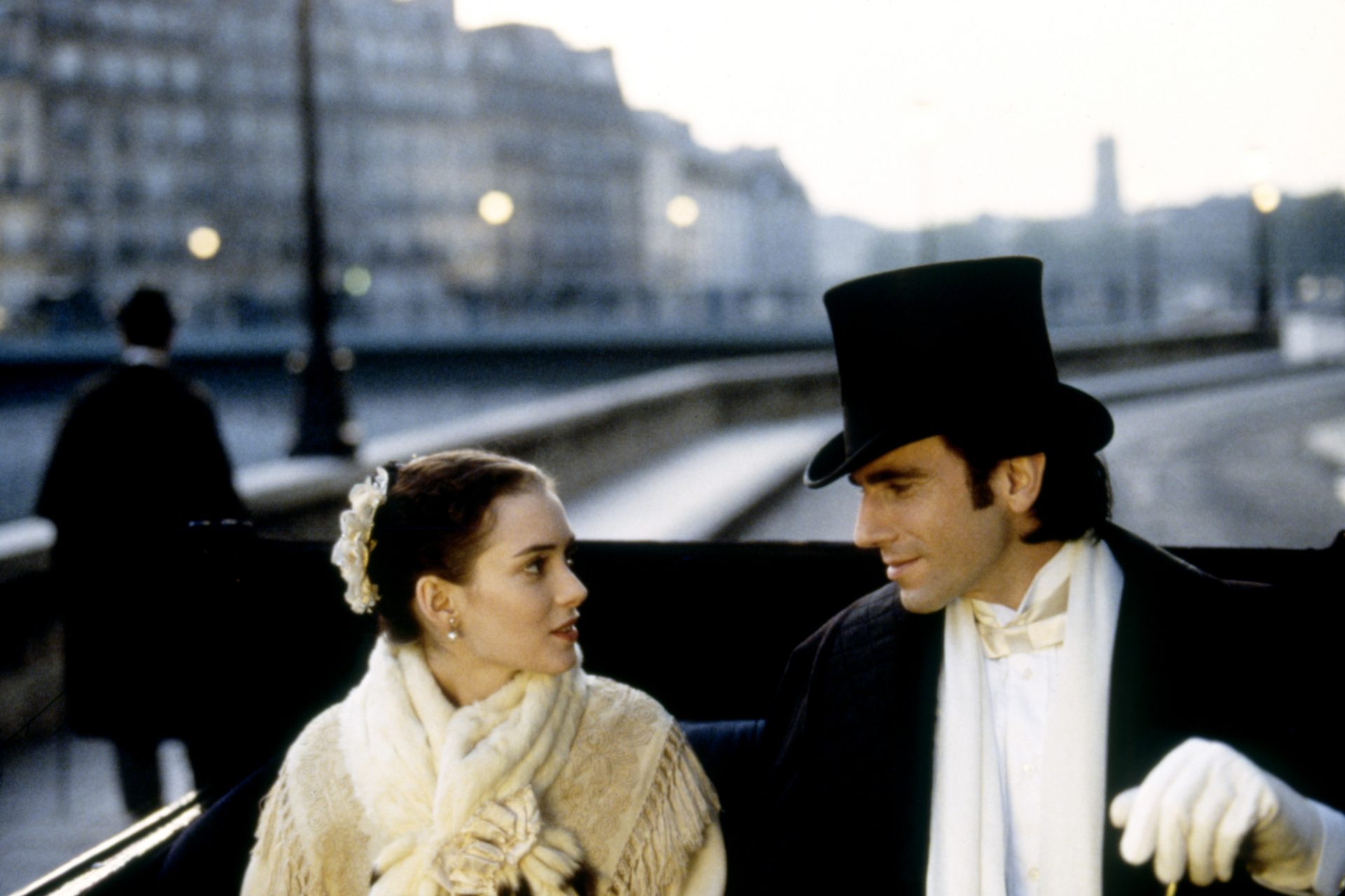 <p>As colaborações de Winona Ryder com os diretores Francis Ford Coppola e Martin Scorsese resultaram em excelentes produções, como ‘Drácula de Bram Stoker’ (1992) e ‘A Época da Inocência’ ('A Idade da Inocência', em Portugal, 1993, foto).</p>