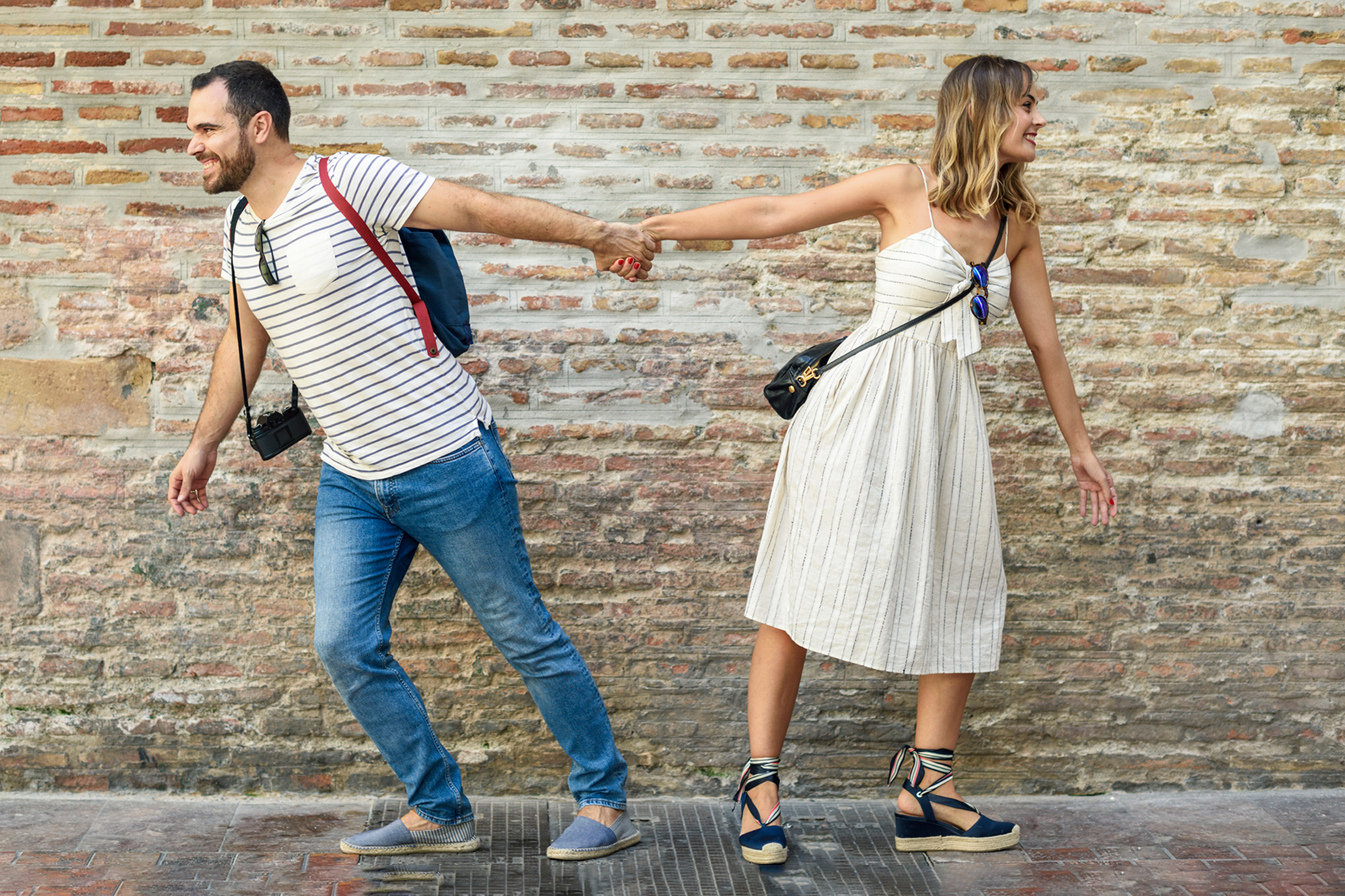 Давай заключим пари. Couple at Brick Wall.