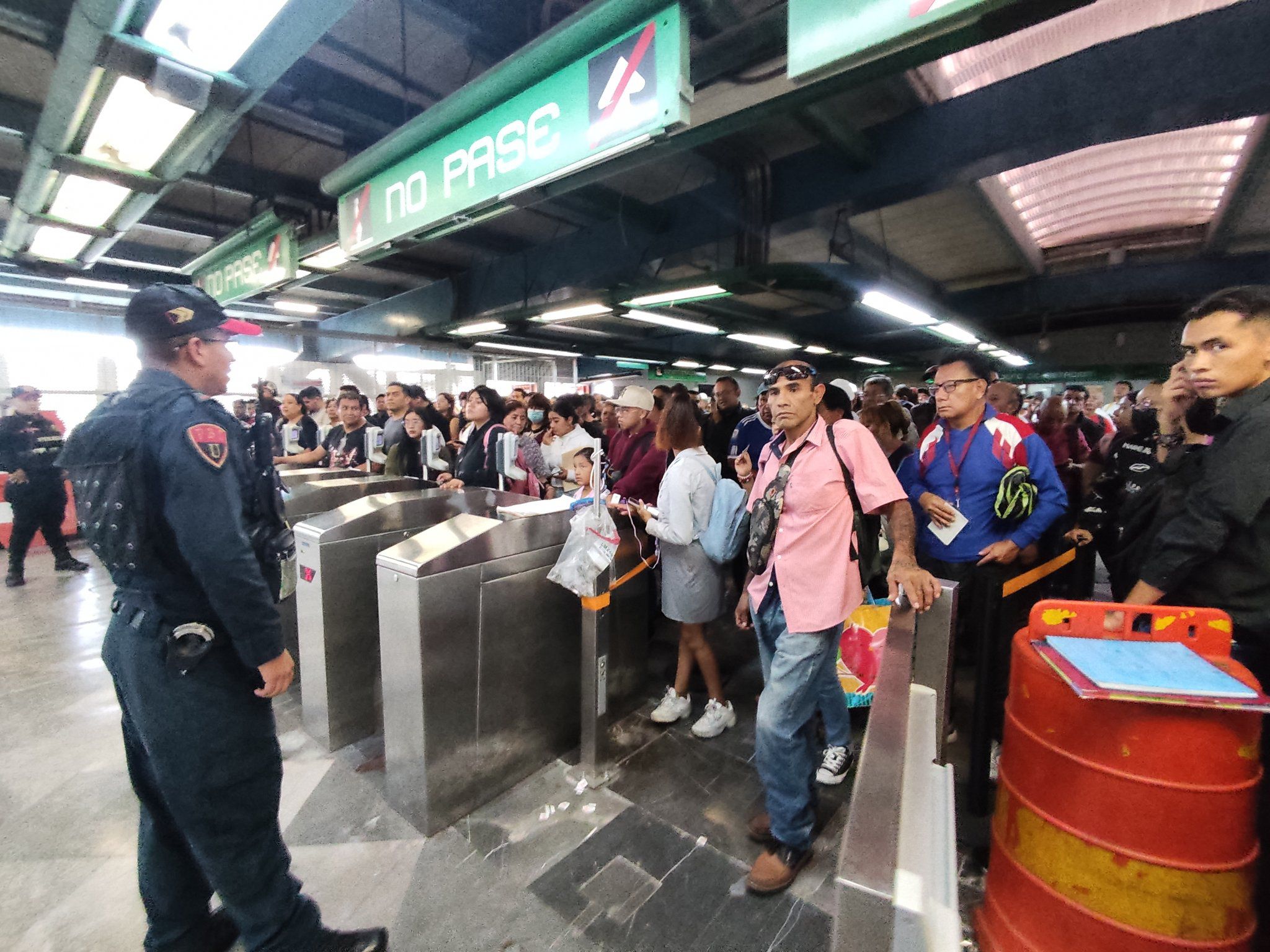policías del metro ‘reservan el derecho de admisión’ a pasajeros en la línea 8