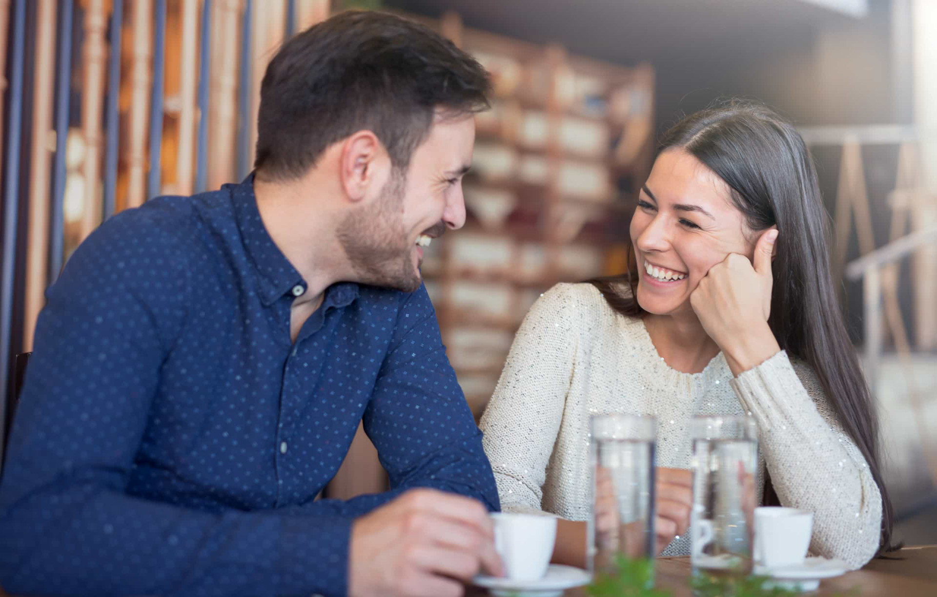Hoe flirt je met lichaamstaal
