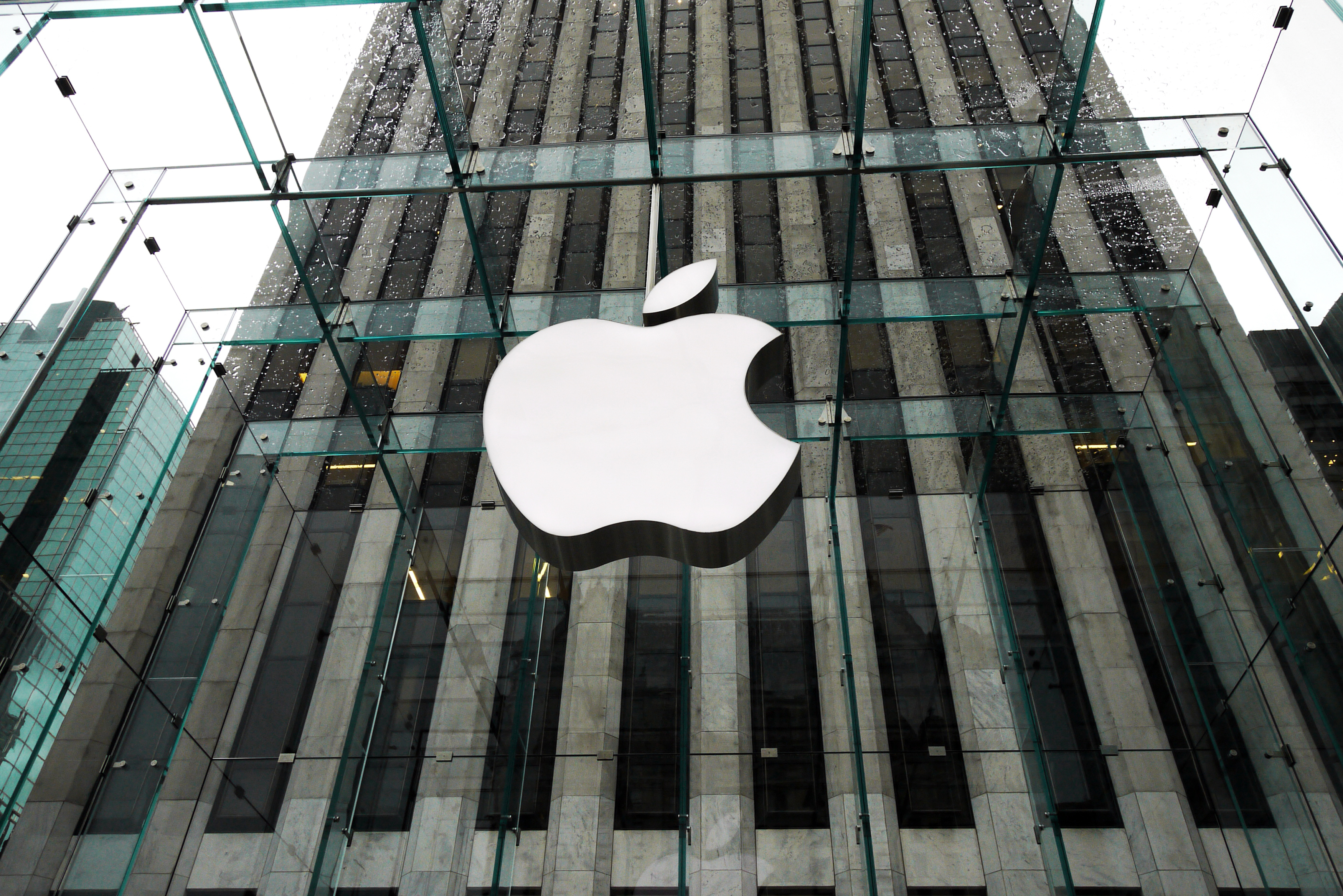 Apple teleport купить. Компания Apple. Корпорация Apple. Apple логотип на 5 Авеню. Apple информация.