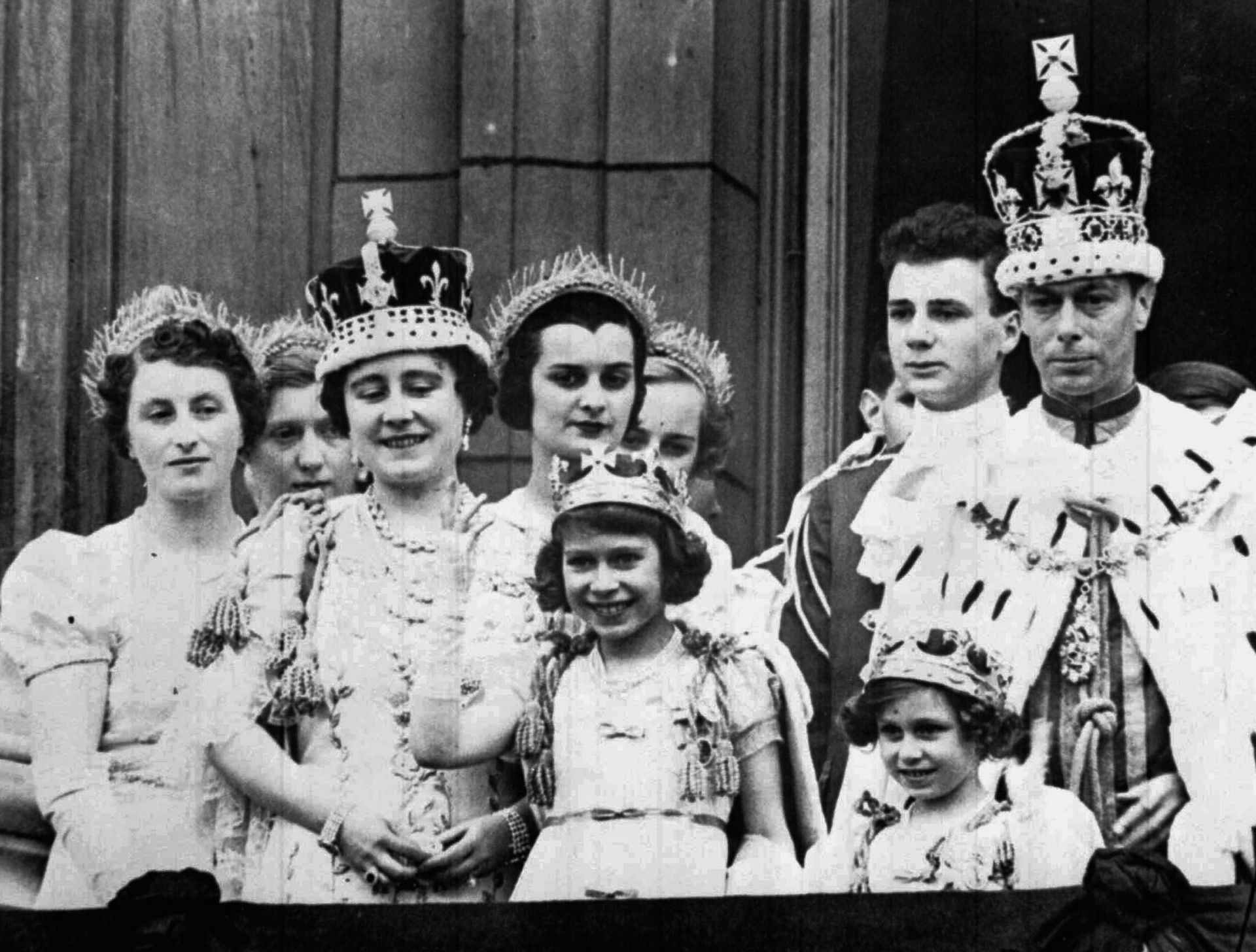 get-to-know-the-late-queen-s-scandalous-younger-sister-princess-margaret