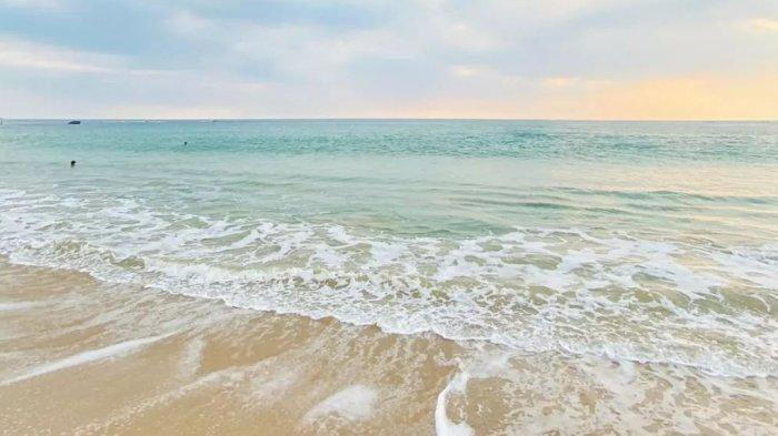Pantai Carita menjadi salah satu tempat wisata di Pandeglang Banten yang banyak dikunjungi wisatawan, karena keindahan pantainya. (Instagram @pantaicaritaanyer)