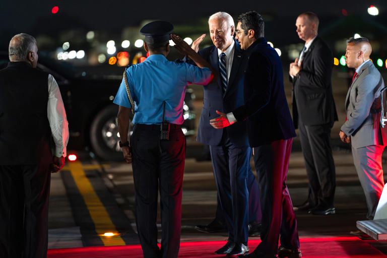 El presidente Joe Biden saluda al comodoro aéreo AS Parandekar, comandante del aire al llegar al Aeropuerto Internacional Indira Gandhi para asistir a la cumbre del G20, el viernes 8 de septiembre de 2023, en Nueva Delhi.