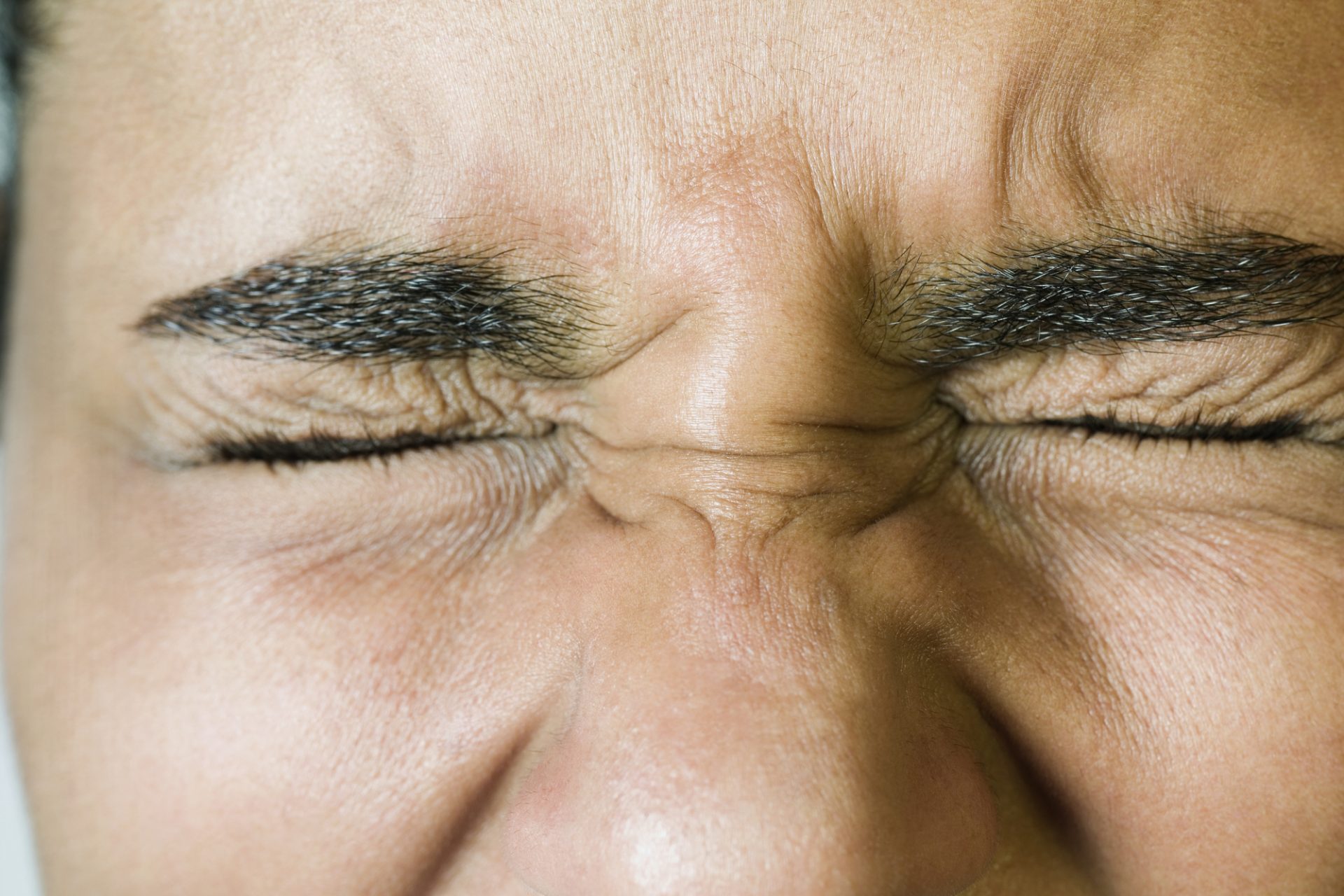 Он щурил глаза. Он щурил глаза. Зажмуренные глаза. Глаза мужские. Леонардо ди каприо начало.