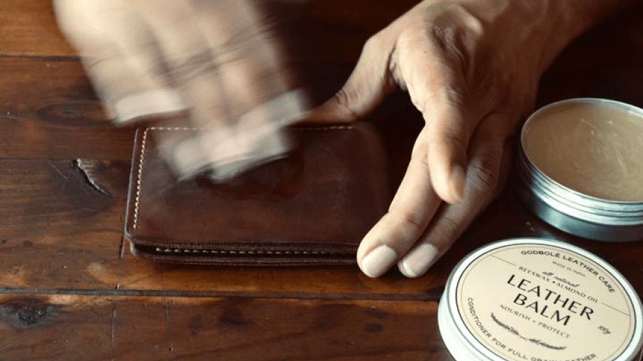 jak pečovat o koženou peněženku? vyčistěte ji od menších i větších nehod