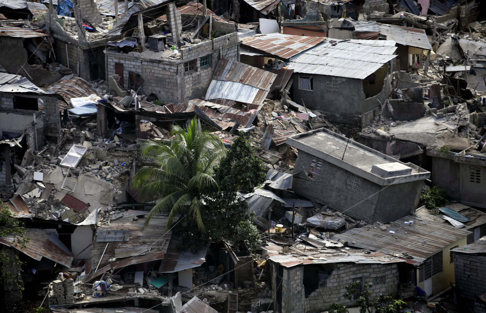 Самое крупное землетрясение. Землетрясение на Гаити 2021. Землетрясение на Гаити 2010. Гаити 2010 землетрясение число жертв. Землетрясение на Гаити 12 января 2010 года.