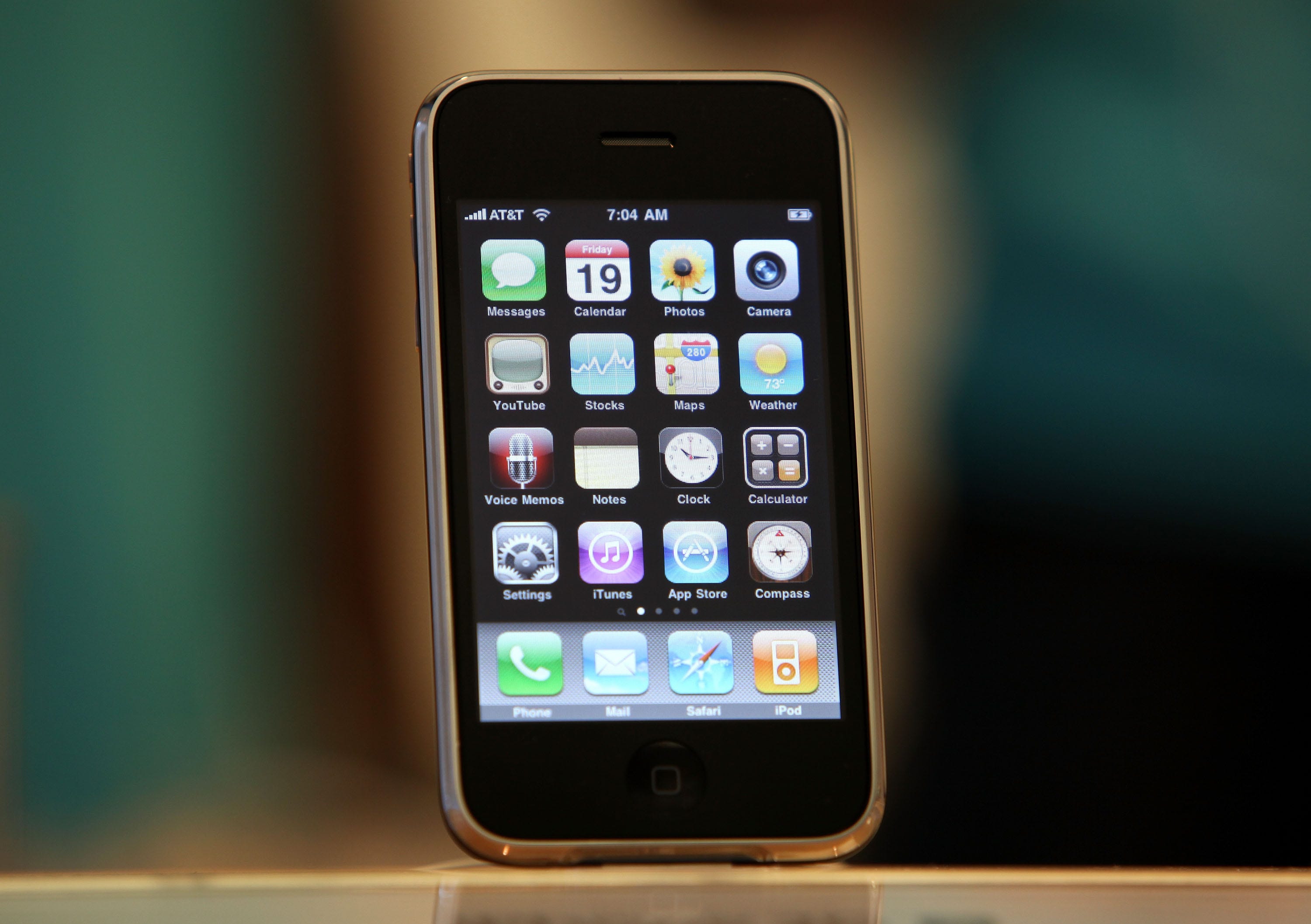 Старый iphone apple. Iphone 2007. Apple iphone 1. Iphone 1 2007. Iphone 2g.