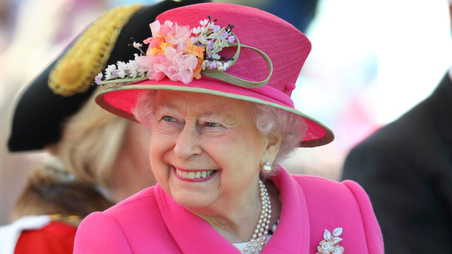 Queen Elizabeth's clever trick to avoid awkward fashion faux pas ...
