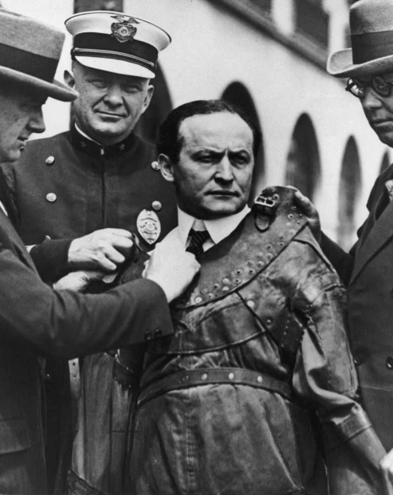 Гудини севастополь. Гарри Гудини 1926. Houdini мемы. Американский фокусник Король цепей.