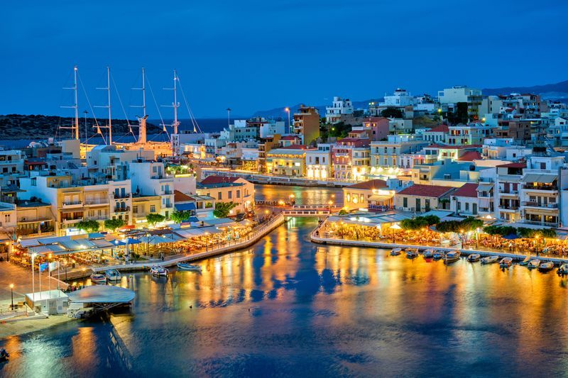 <p>Agios Nikolas, located on the coast of Crete, is known for its beautiful beaches, small coves, and serene coastal villas. The fall is particularly special here, as the excellent natural lighting offers the opportunity for guests to snap photos that capture the city's stunning color palette.</p>
