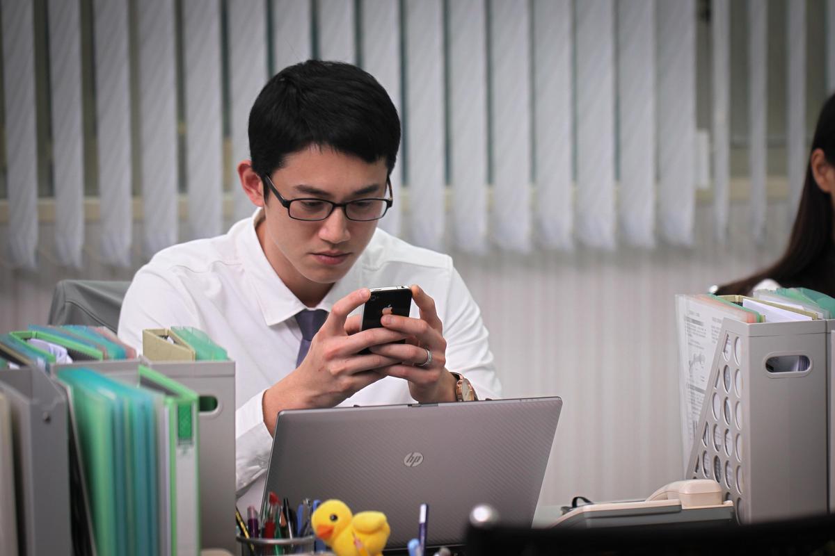 吳慷仁在《CODE 浮士德遊戲》飾演一名銀行員工，因需要用錢而開始倚賴App「CODE」。（集合電影提供）