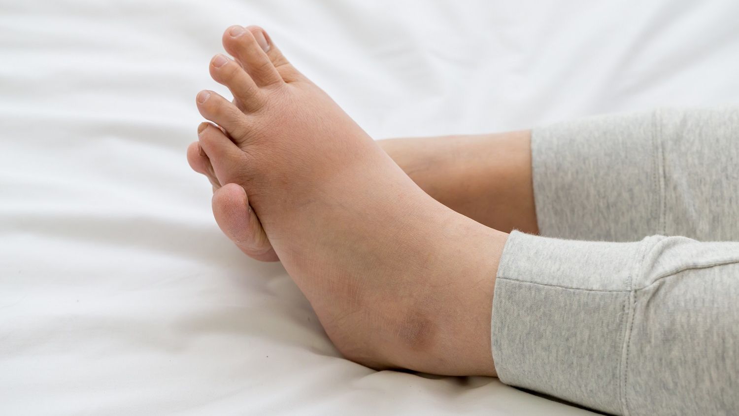 los increíbles beneficios de masajear los pies por la noche