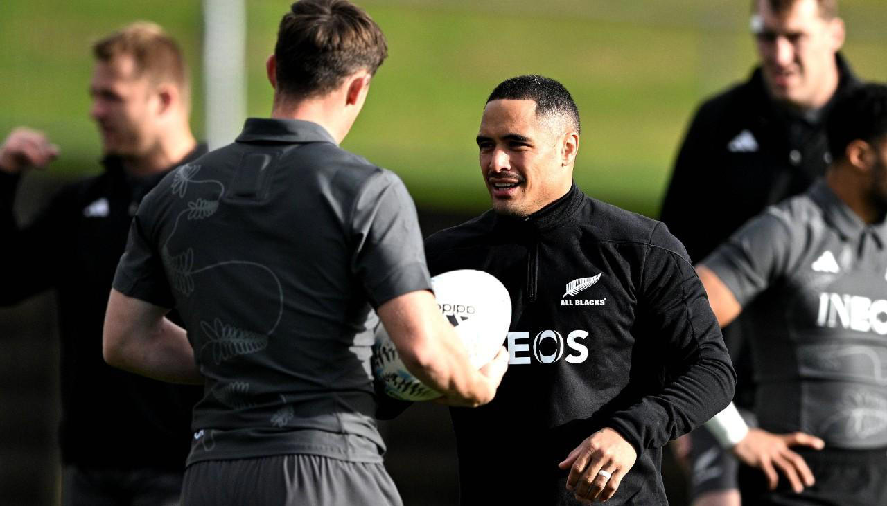'Nothing's given': Smith senses Roigard pressure in race for All Blacks No.9 spot