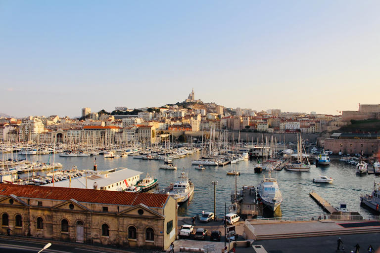 Vue panoramique du Vieux-Port de Marseille en 2019.