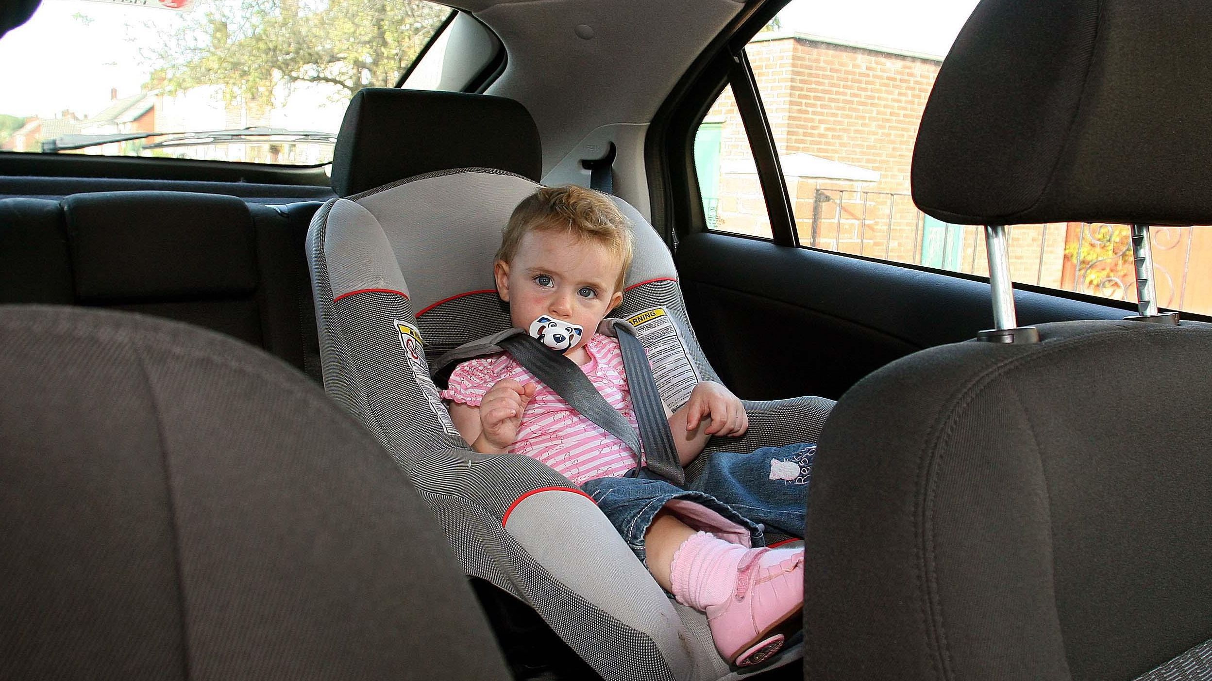 Машина на первого ребенка. Детское кресло в машину. Детское автокресло в машине. Автомобиль для детей. Детское сиденье в машину 7 лет.