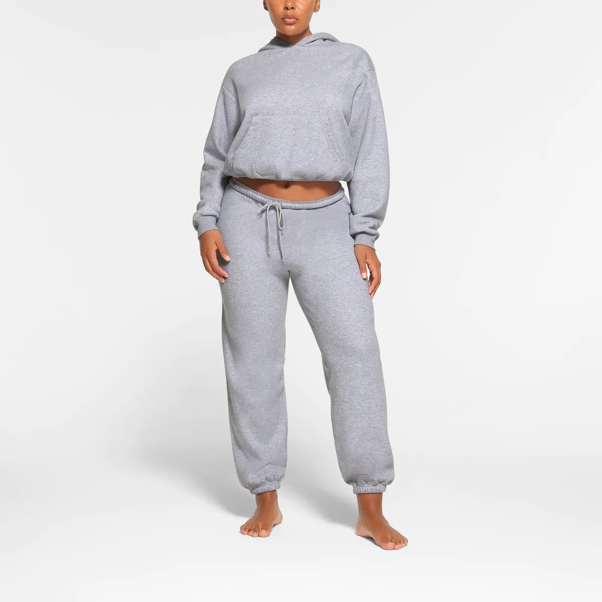 9 Gray Sweatpants Outfits That Are Comfortable but Elevated