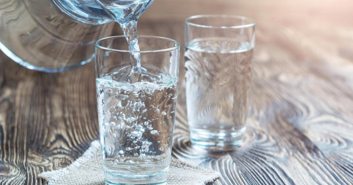 hjälper det att tillsätta salt i ditt dricksvatten för att hålla dig hydrerad?