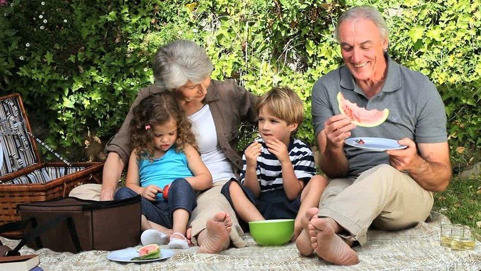 5 destinos divertidos para nietos y abuelos activos
