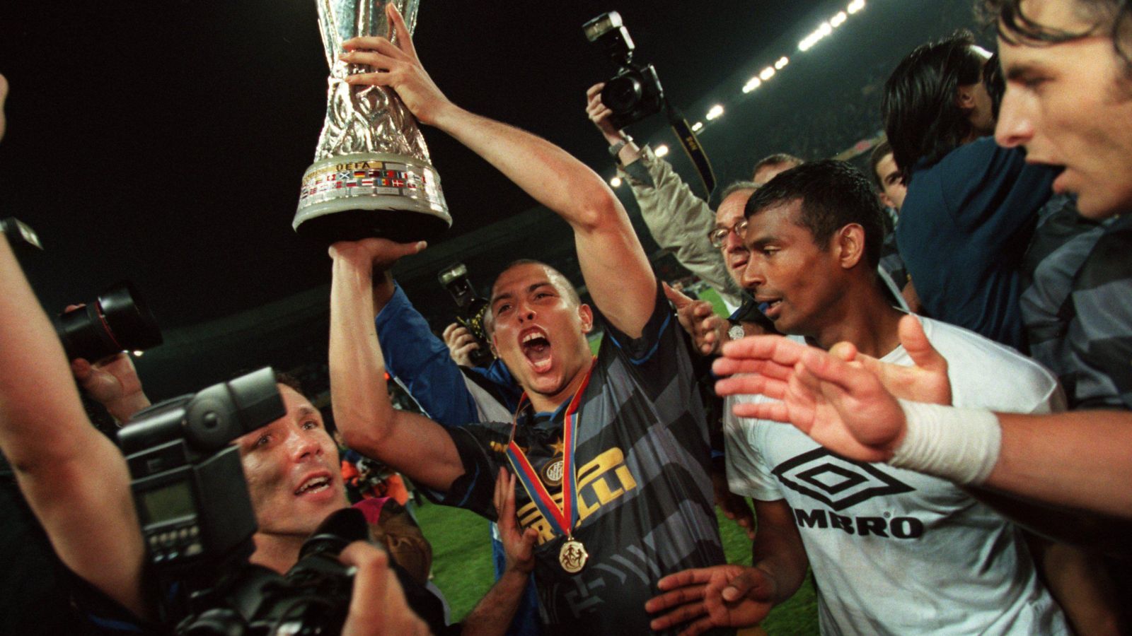 Уефа 1998. Inter 1998 Кубок УЕФА. Финал Кубка УЕФА 1998. Роналду Интер Кубок УЕФА. Финал Кубка УЕФА 2007.