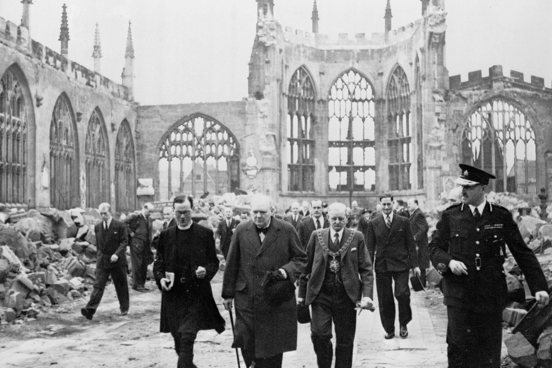 Великобритания во времена второй мировой. Черчилль в Ковентри. Уинстон Черчилль 1940 Лондон. Ковентри бомбардировка. Черчилль после бомбардировки Ковентри.