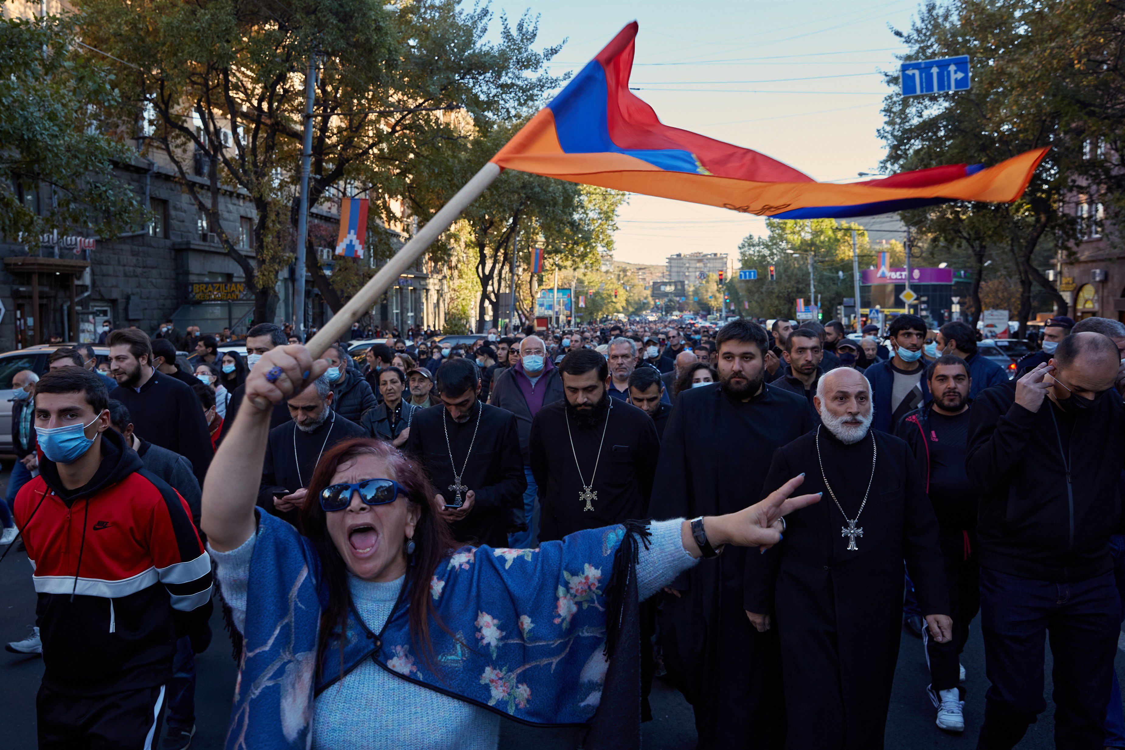 Марш в ереване. Протестный марш в Ереване. Марш мира в Армении. Армянская оппозиция флаг. Кризис в Армении.