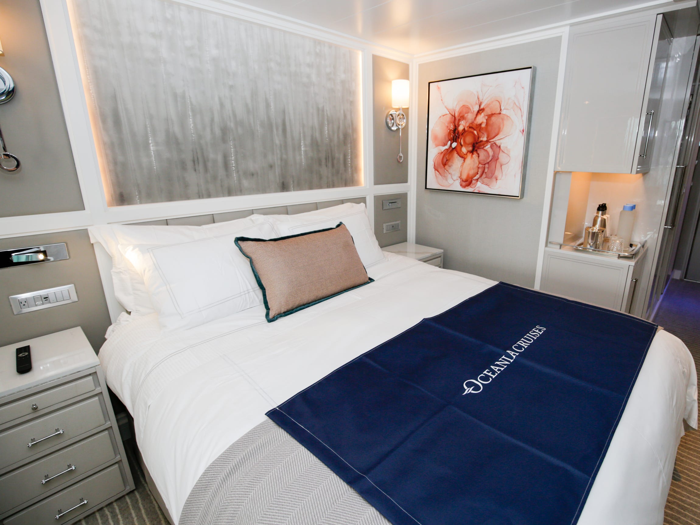 <p>This slumber space had 1,000-thread-count linens and Oceania's "Tranquility Bed."</p><p>It's so renowned, the cruise line even sells its own mattress and bedding. And after a nights rest on this bed set, I understand why.</p>