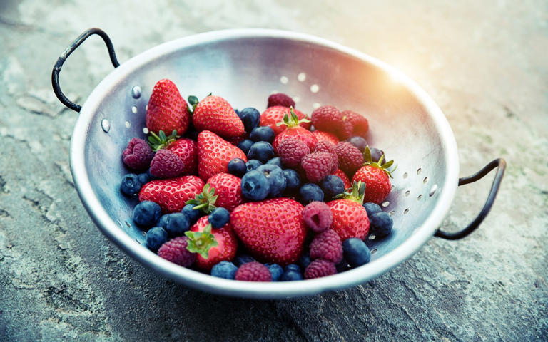 Dr Pelz recommends ditching processed carbs like bread in favour of 'nature’s carbs' - such as fruit, including berries