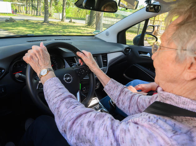 Angemessen oder doch bevormundend? Senioren müssten ihre Fahrtauglichkeit regelmäßig unter Beweis stellen. 