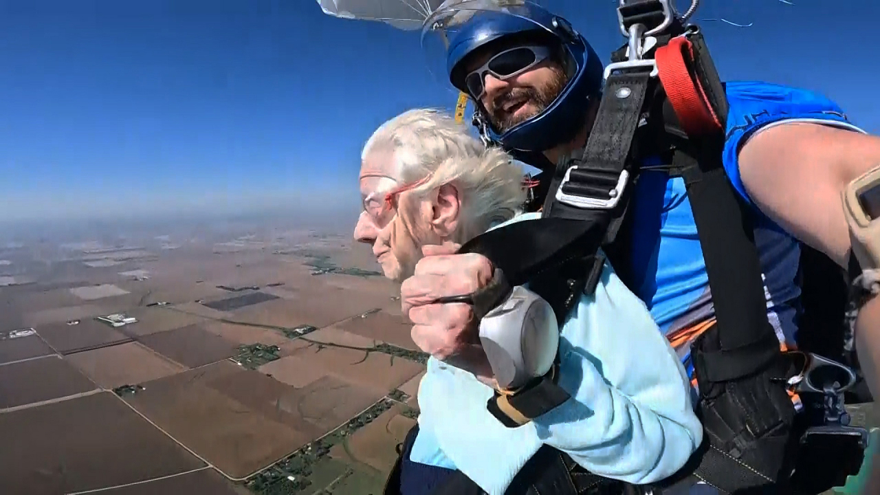 104-year-old Chicago woman becomes world's oldest tandem skydiver