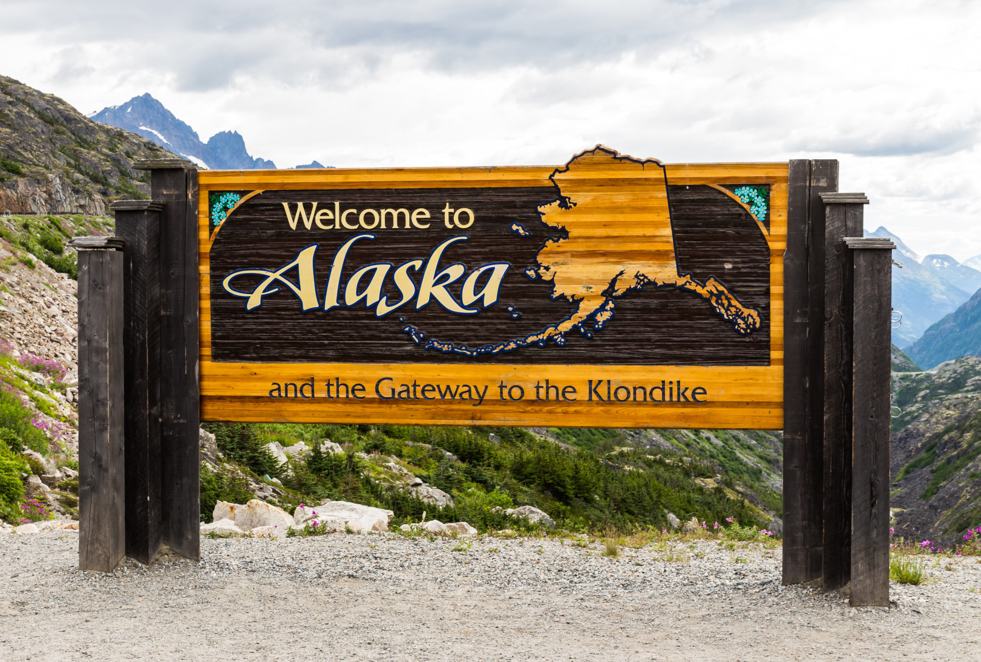<p>This Alaska welcome sign features a map as well as a refence to the Klondike-Alaska Gold Rush. The state is home to a plethora of natural wonders, including the historic Fortymile River Region and Denali, the tallest mountain in North America.</p><p>You may also like:<a href="https://www.starsinsider.com/n/164853?utm_source=msn.com&utm_medium=display&utm_campaign=referral_description&utm_content=572689en-en"> These actors were heartthrobs in their youth </a></p>
