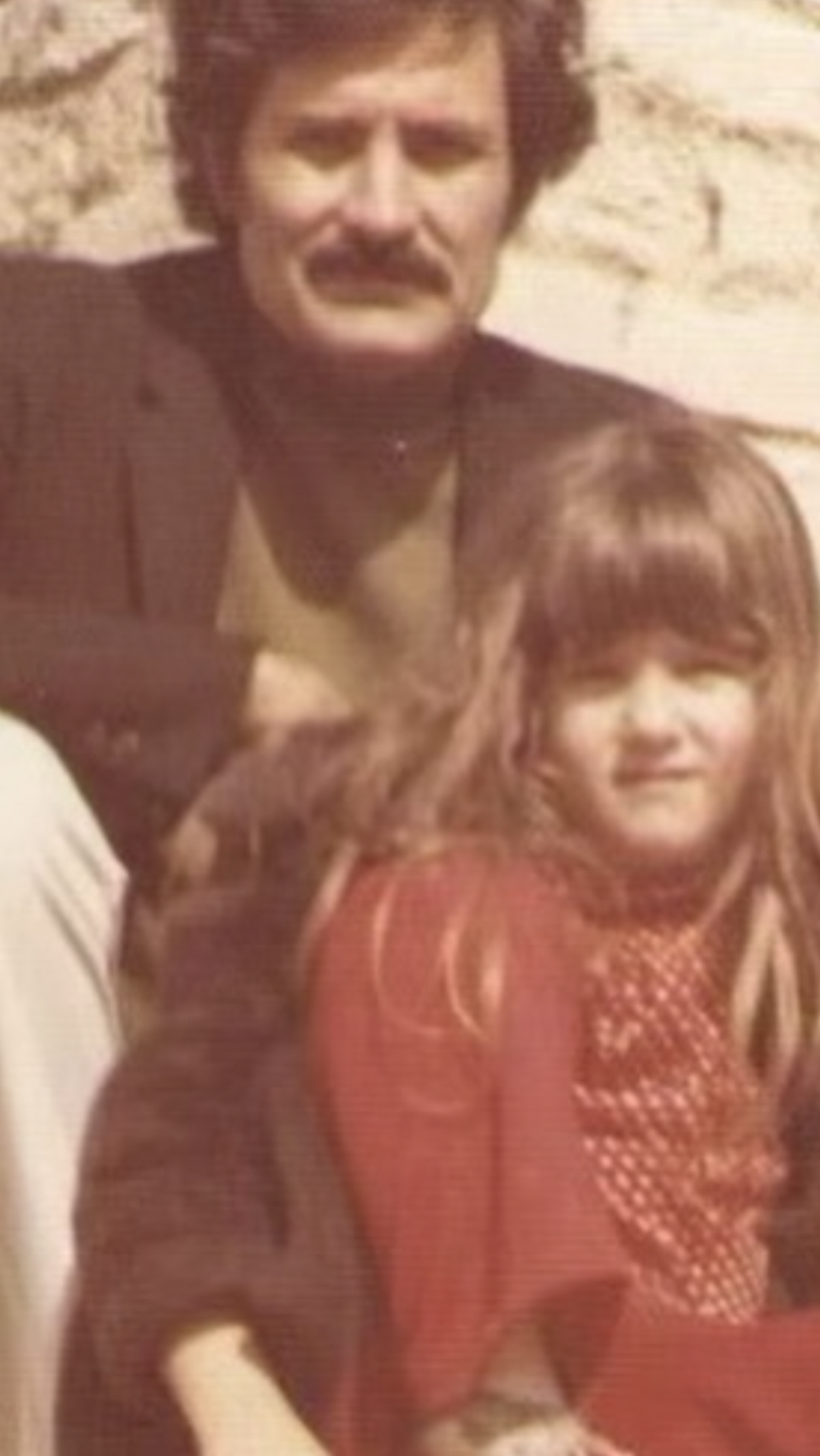 Папа обнимает маленькую девочку. Her father made her. Her father made her. Алабама мем. Тайвин ланнистер мемы.