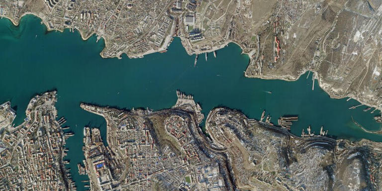 Blick auf die Hafenstadt Sewastopol mit dem Hafen der russischen Schwarzmeerflotte - noch vor dem Angriff. -/Planet Labs PBC/dpa