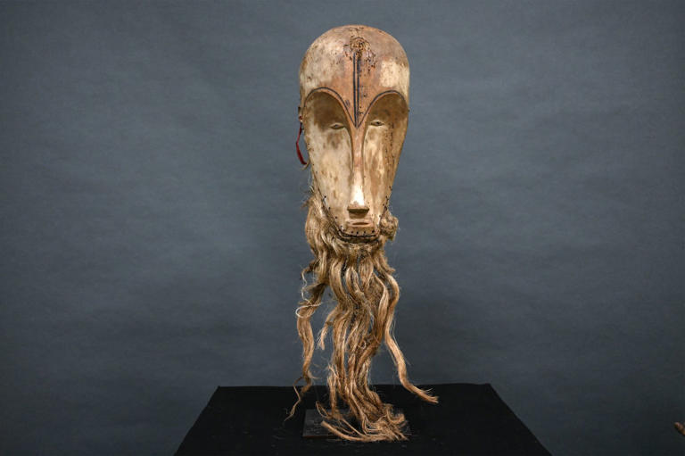 A "Ngil" mask of the Fang people of Gabon which was auctioned on March 26, 2022 at the Montpellier auction house.