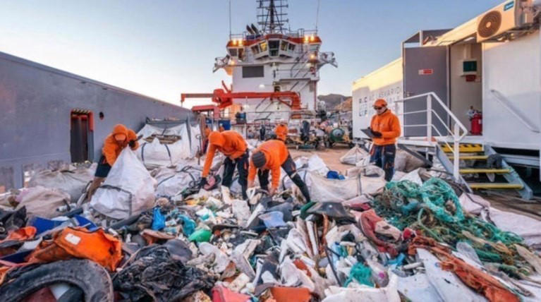 Παγασητικός: Ξεκίνησε η δύσκολη αποκατάσταση του παραλιακού μετώπου (pics)