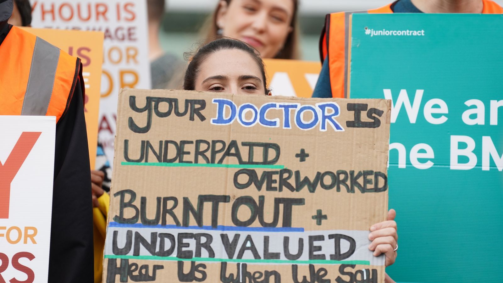 nhs consultants narrowly reject government pay offer meaning strike action could continue