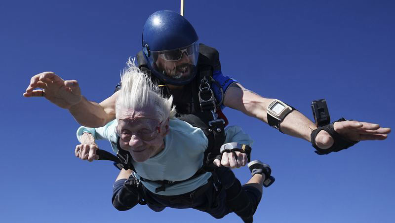 104-year-old Chicago woman becomes oldest skydiver in the world