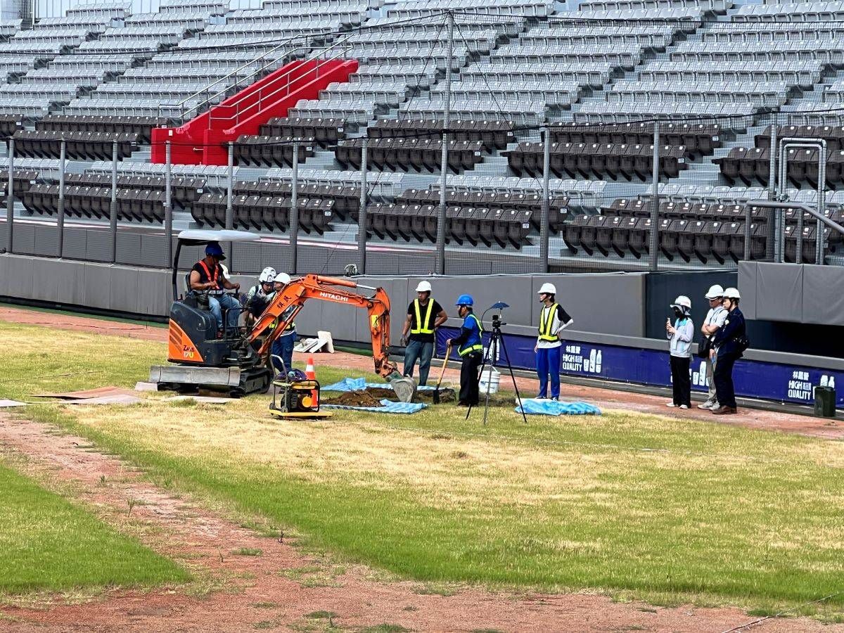 7月間大聯盟場務專家來台開挖新竹棒球場。（圖：市府提供）