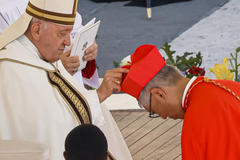 <a>2023年9月30日，教宗方濟各為擢升的香港主教周守仁戴上樞機紅帽。（AP）</a>