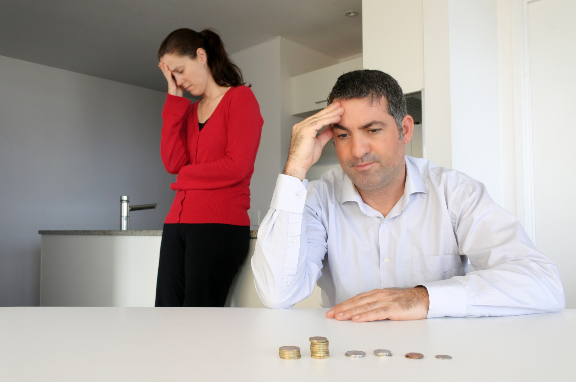 Болезнь одного из супругов. Финансовые трудности у супругов фото.