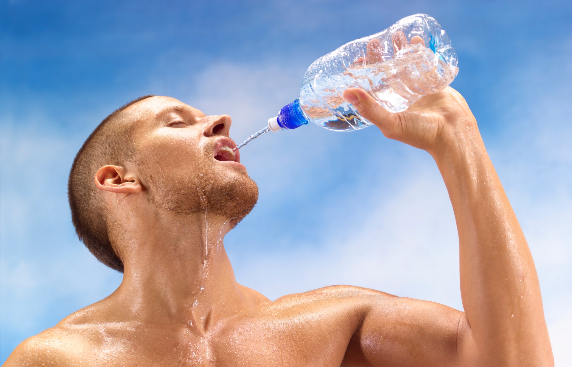 Почему сильная жажда. Жажда воды. Парень с бутылкой воды. Вода в жару. Человек пьет воду.