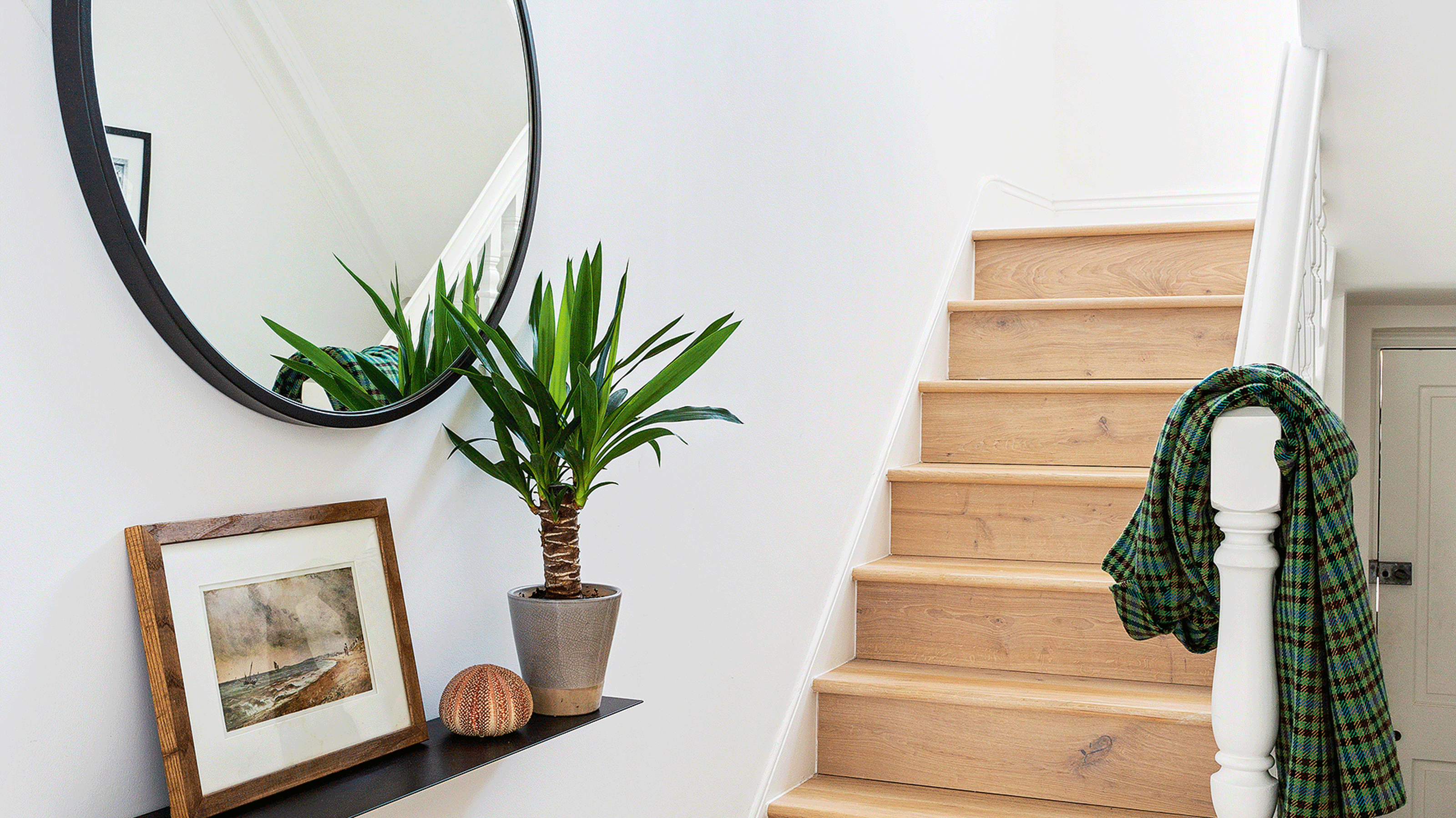 Small hallway ideas – Simple decorating tricks to maximise a small space
